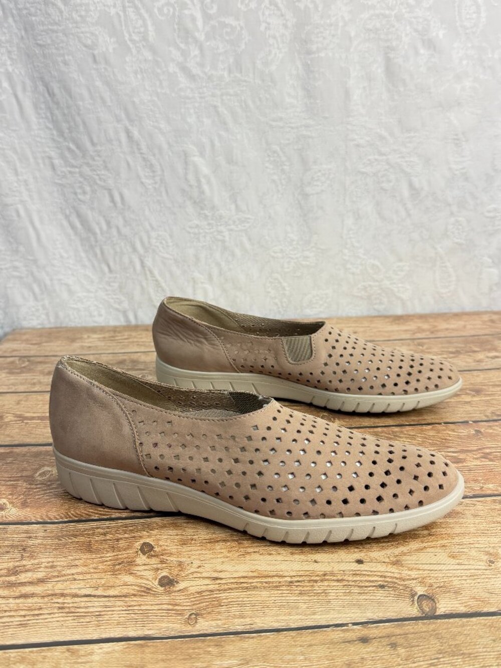 Munro Women’s 8.5 Beige Taupe Perforated Leather Slip On Wedge Comfort Shoes